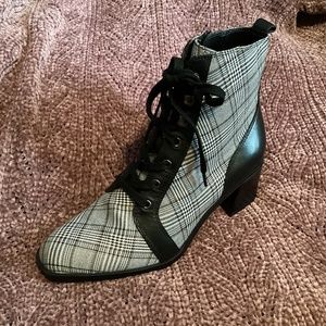 Naturalizer Sevillle Plaid Boots Size 7.5  NWOT Never Worn